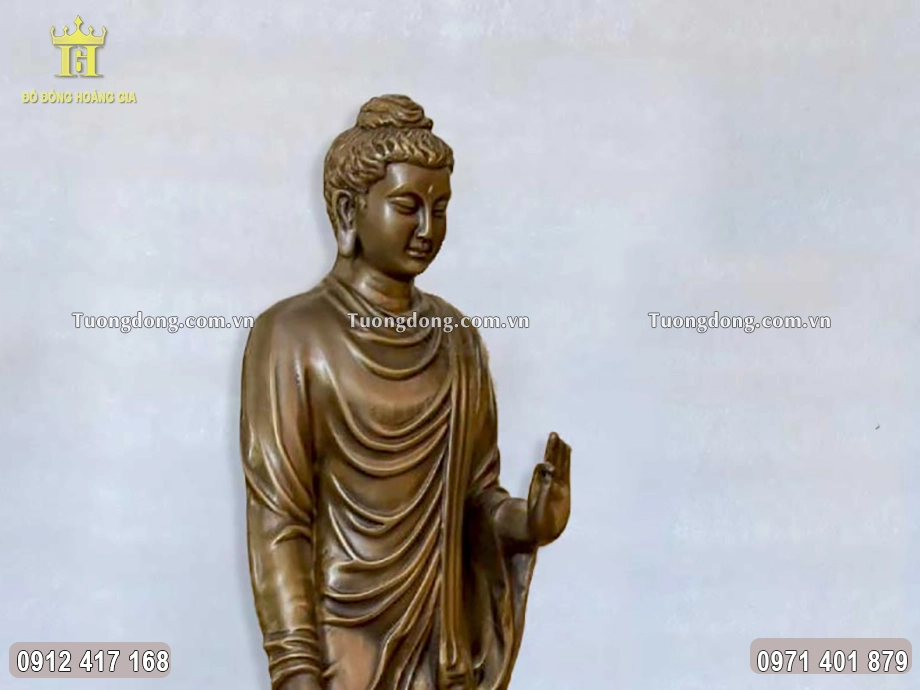 Ngài được chạm khắc theo dáng đứng ban phước